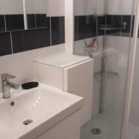 Apartment Climatise Proche Des Thermes Avec Balcon - Fr-1-503-50